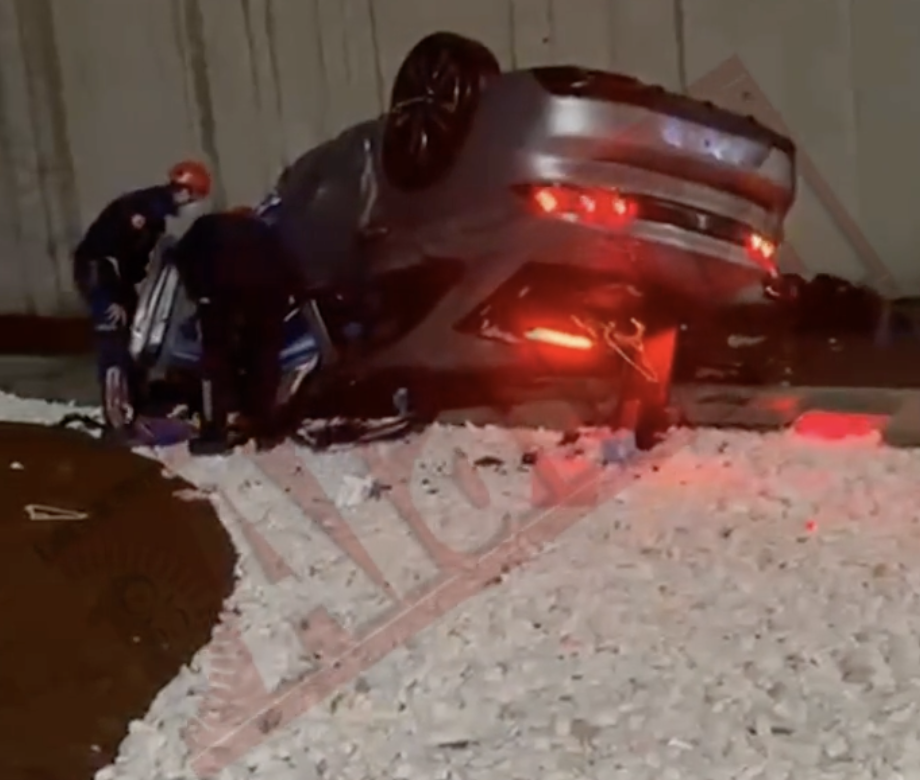 Alanya’da sağanak yağmur kazayı beraberinde getirdi: Otomobil takla attı