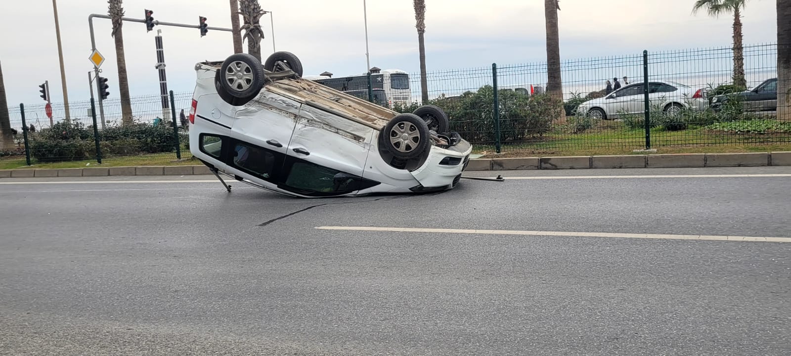 Alanya'da korkutan kaza! Kavşakta iki araç çarpıştı