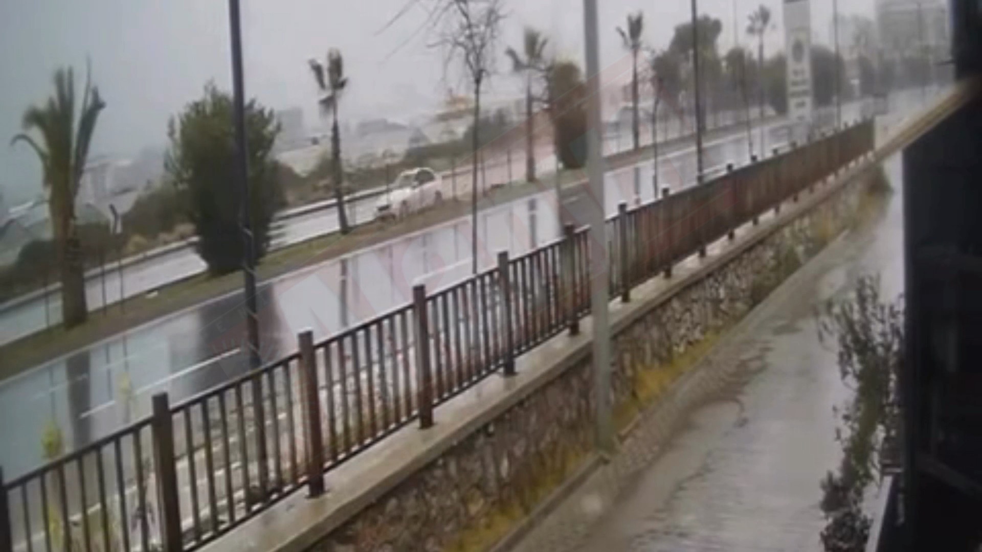 Alanya'da korkunç kaza kamerada: Sağanak felaketi getirdi