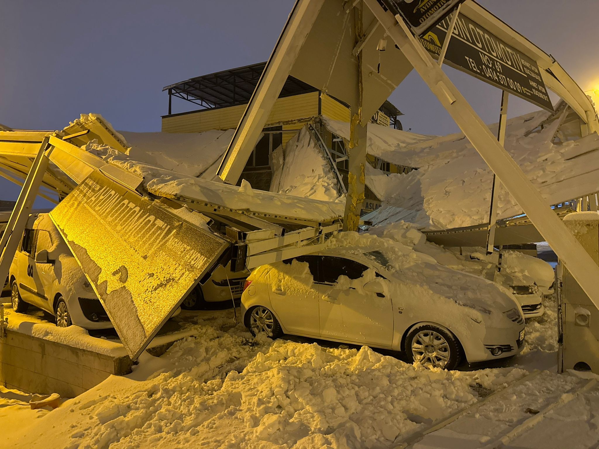 Şiddetli kar yağışı yüzünden çatılar çöktü; onlarca araç altında kaldı