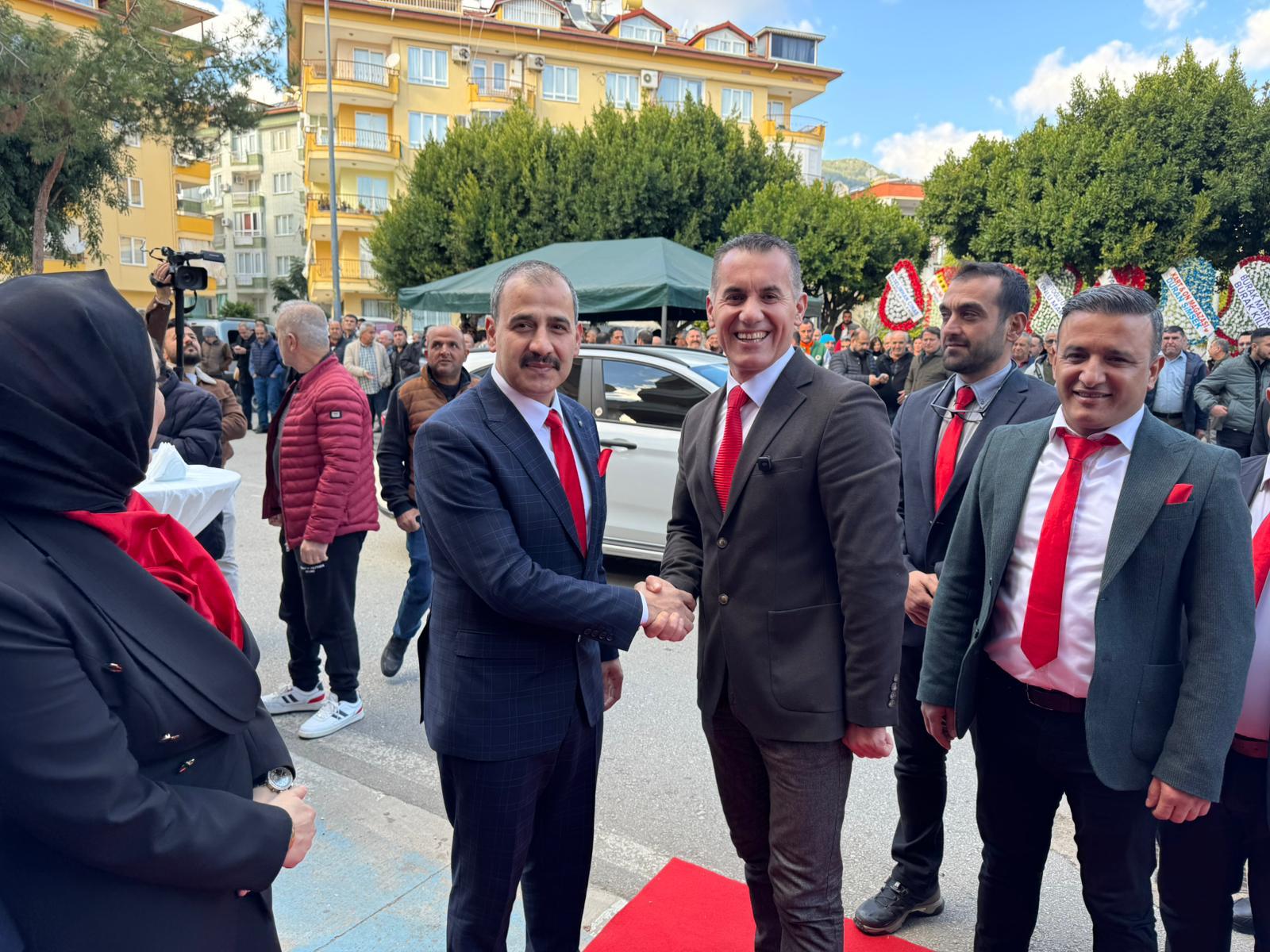 Alanya Bakkallar ve Bayiler Odası Başkan Adayı Hakan Arif Karagöz, seçim ofisinin açılışını bugün yoğun katılımla gerçekleştirdi.