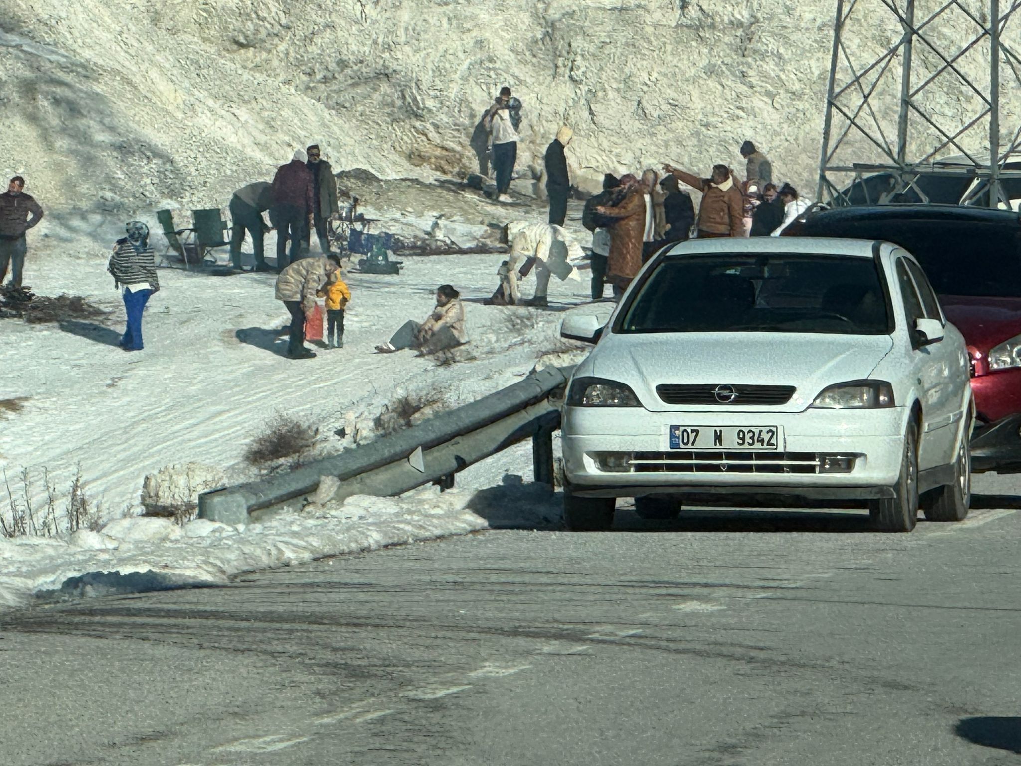 Adım atacak yer kalmadı! Alanya'da kar izdihamı