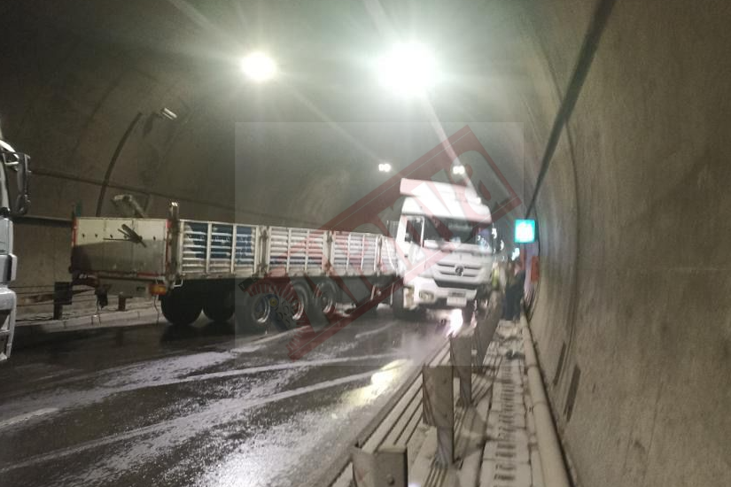 Alanya'da tünelde korkutan kaza: TIR makasladı, trafik durdu