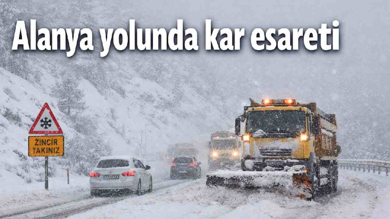 Alanya-Konya yolunda kar esareti: Araçlar yolda kaldı