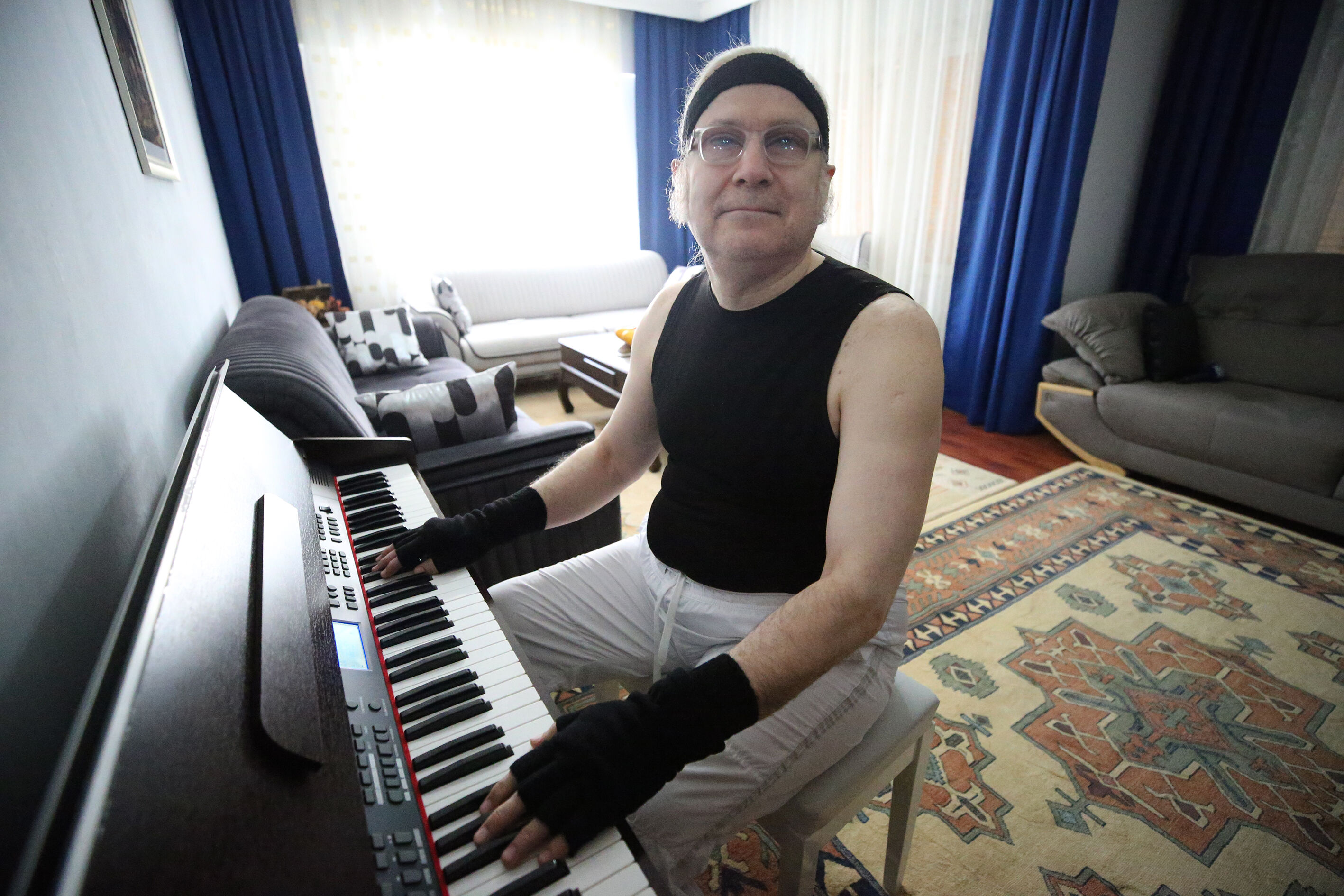 Besteleriyle hayata bağlandı