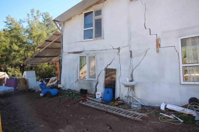 Antalya Da Heyelan Panigi Evler Catladi Seralar Dev Kayalar Altinda Kaldi 6 1771123965