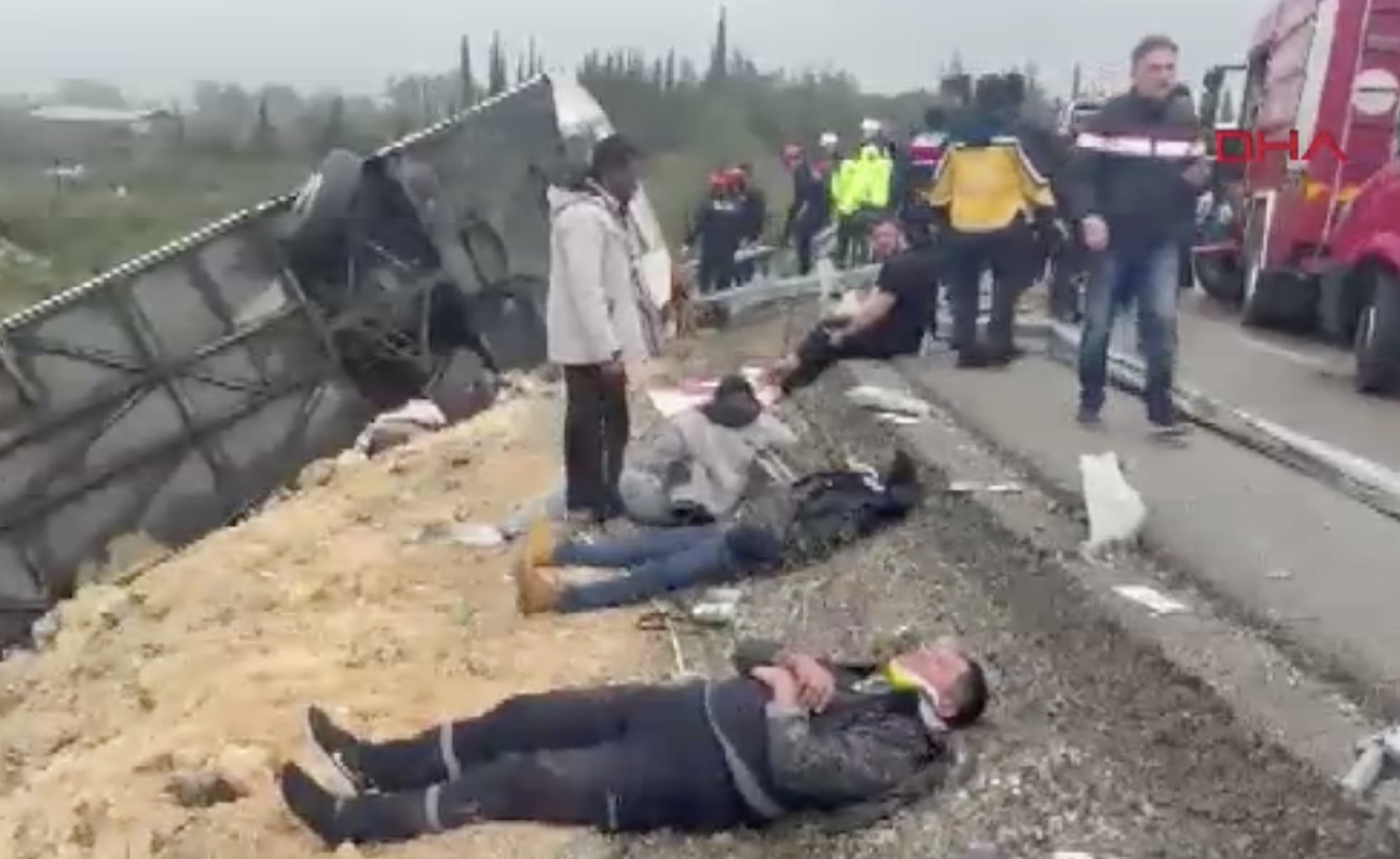 Son dakika - Antalya'da yolcu otobüsü devrildi