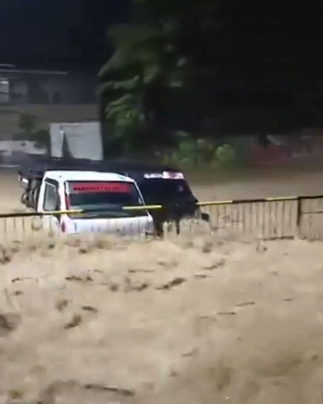 Fırtına fena vurdu: Onlarca ölü var