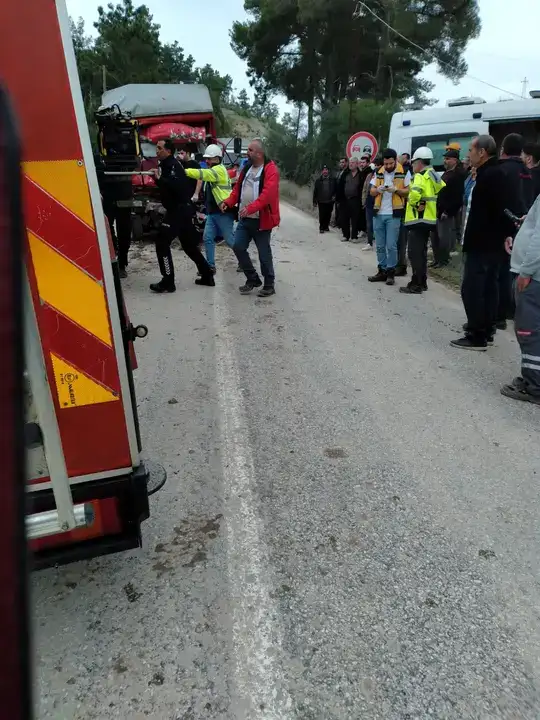 Manavgatta Muz Yuklu Kamyon Kaza Yapti Aracta Sikisan Surucu Agir Yarali 001