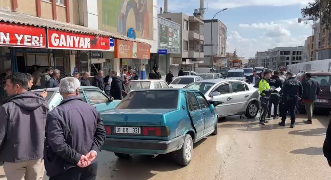 3 otomobil birbirine girdi: 6 yaralı