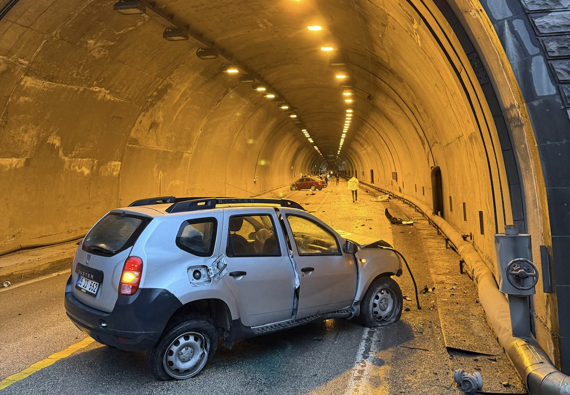 Tünel girişinde feci kaza: 2’si çocuk 7 yaralı