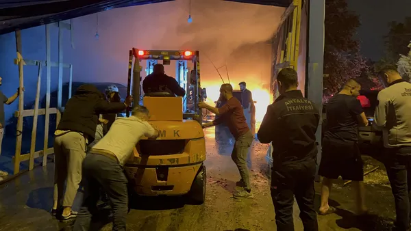 0X0 Antalyada Feci Yangin Tamirhaneyi Alevler Sardi 5 Arac Kule Dondu 15I Hasarli 1776928647076