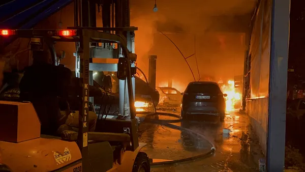 0X0 Antalyada Feci Yangin Tamirhaneyi Alevler Sardi 5 Arac Kule Dondu 15I Hasarli 1776928656029