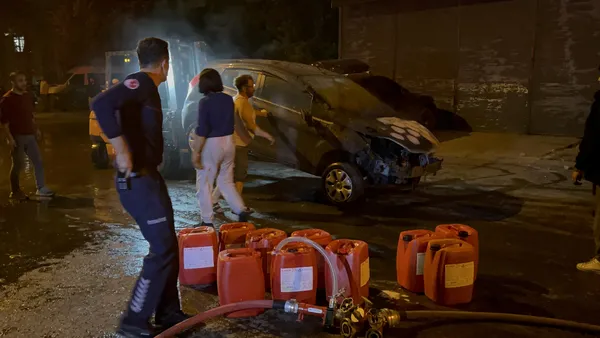 0X0 Antalyada Feci Yangin Tamirhaneyi Alevler Sardi 5 Arac Kule Dondu 15I Hasarli 1776928667521