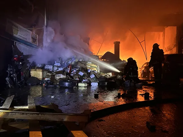 0X0 Antalyada Feci Yangin Tamirhaneyi Alevler Sardi 5 Arac Kule Dondu 15I Hasarli 1776928667641