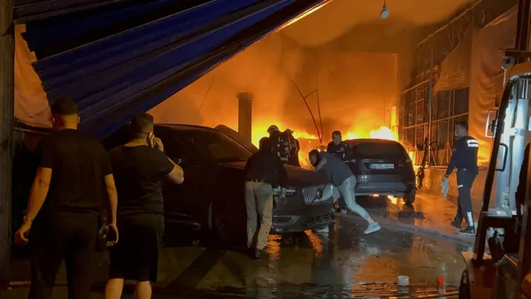 0X0 Antalyada Feci Yangin Tamirhaneyi Alevler Sardi 5 Arac Kule Dondu 15I Hasarli 1776928674486