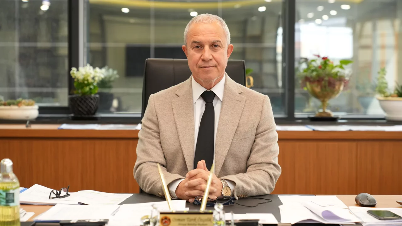 Alanya'da örnek davranan çocuklara Başkan Özçelik'ten ödül