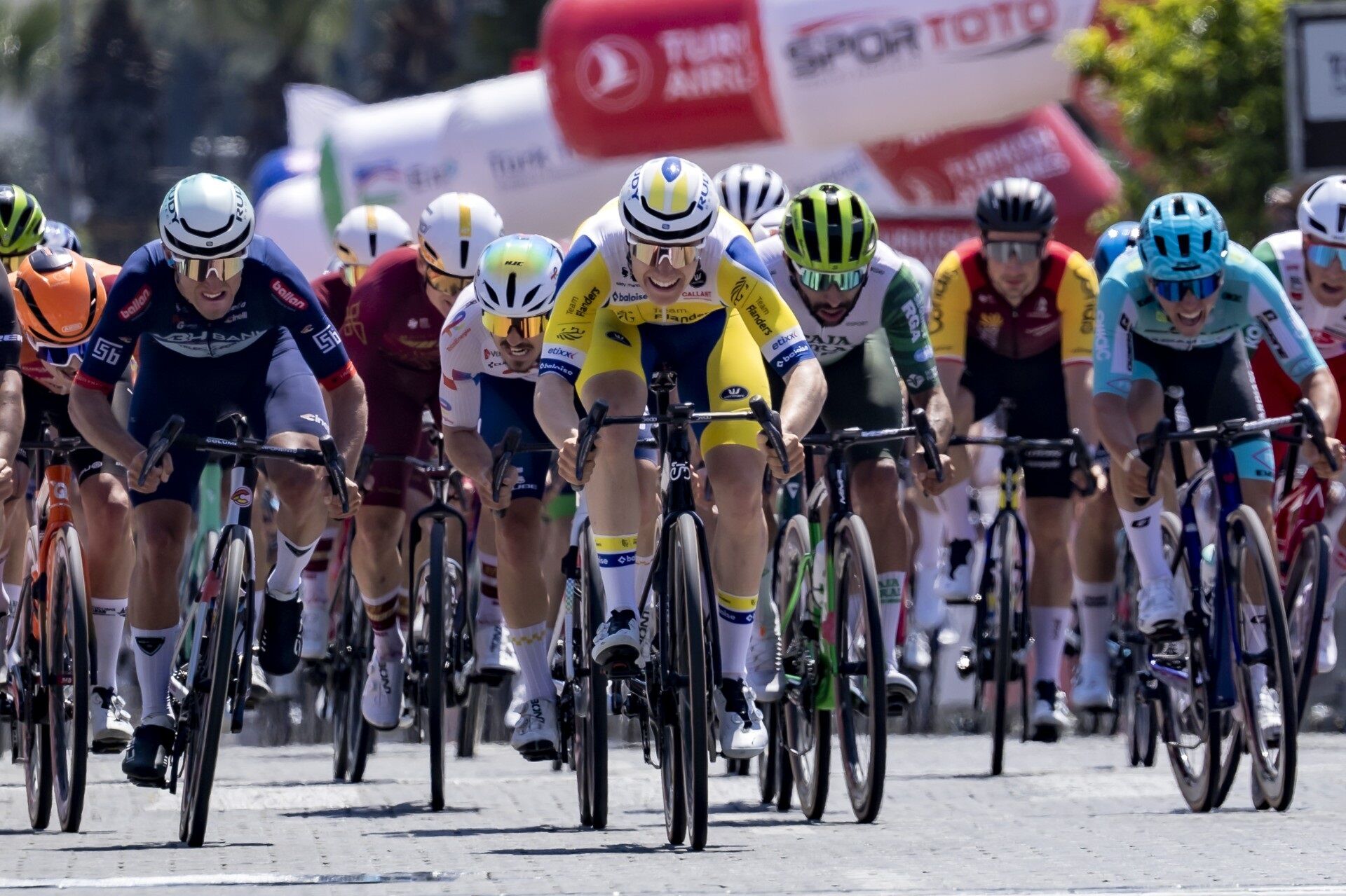 C U M H U R B A S K A N L I G I T U R K I Y E B I S I K L E T T U R U C 1279565 380736