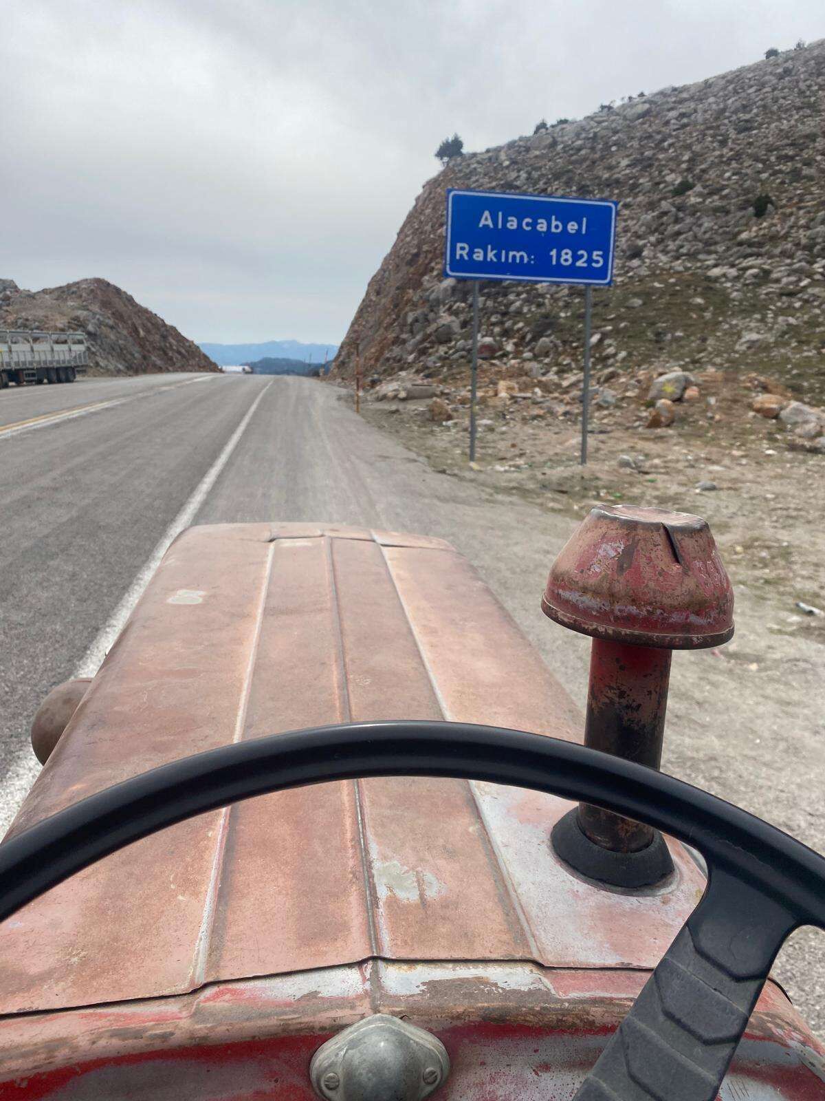 Cekici Ucretine Kizdi 54 Yillik Traktoruyle Konyadan Yola Cikip Daglari Asti 004