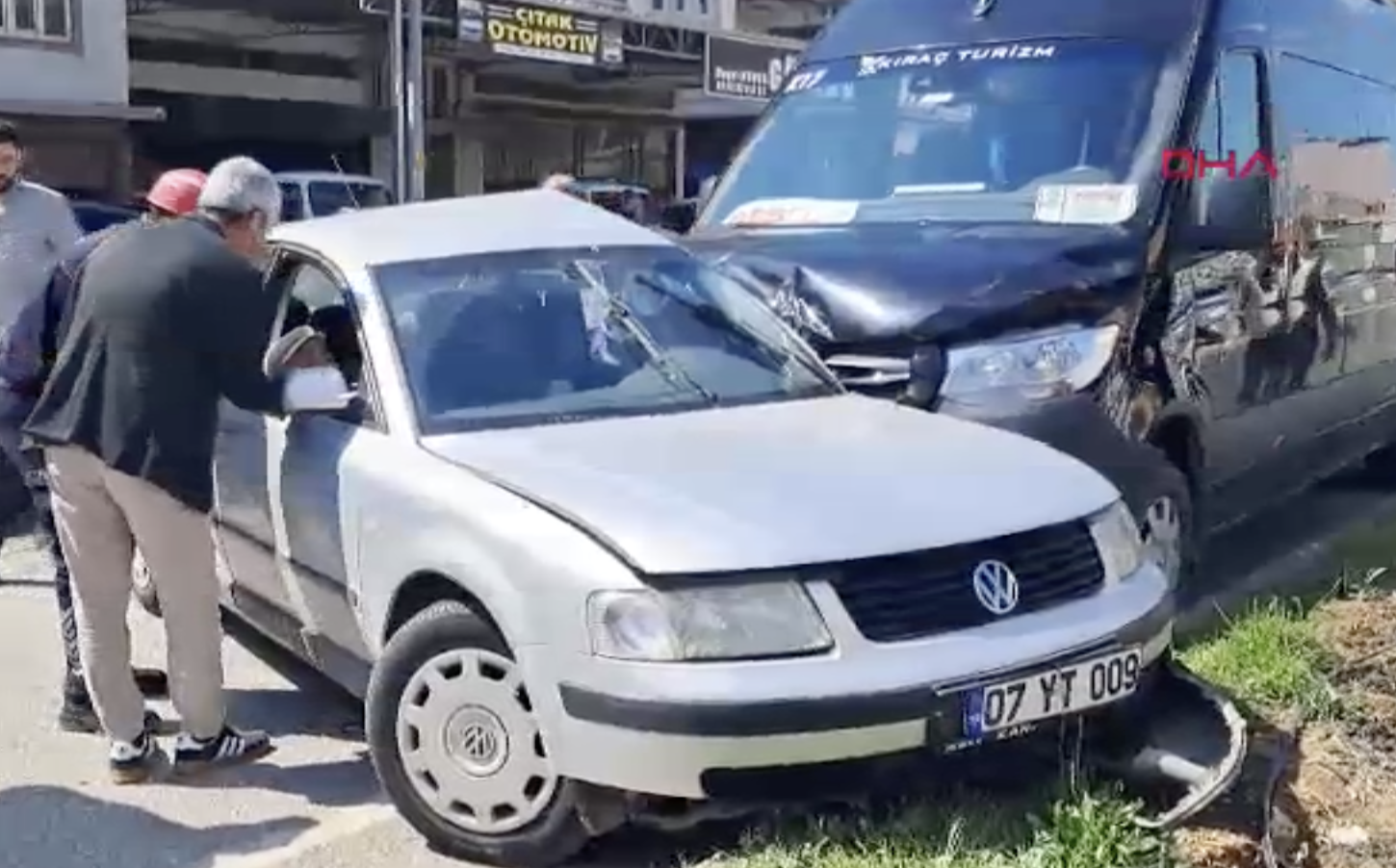 Serik’te tur minibüsü ile otomobil çarpıştı: 2 yaralı