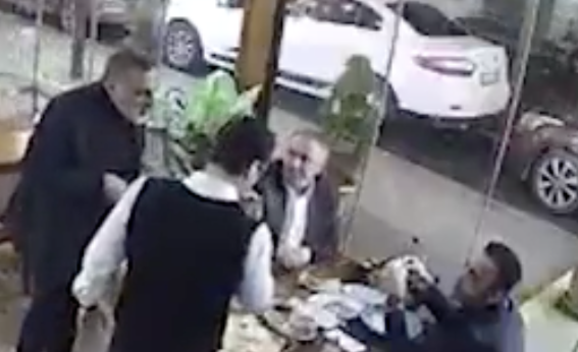 CHP'li Meclis Üyesi restoranda bir araba dayak yedi: İşte o görüntüler