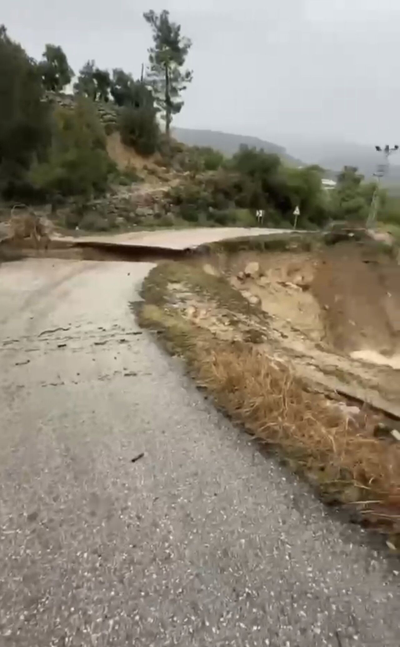 Sağanak nedeniyle yol çöktü