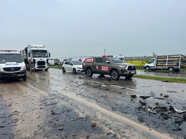 Siirt Te Otomobil Ile Kamyonetin Carpistigi K 2 19782916 O