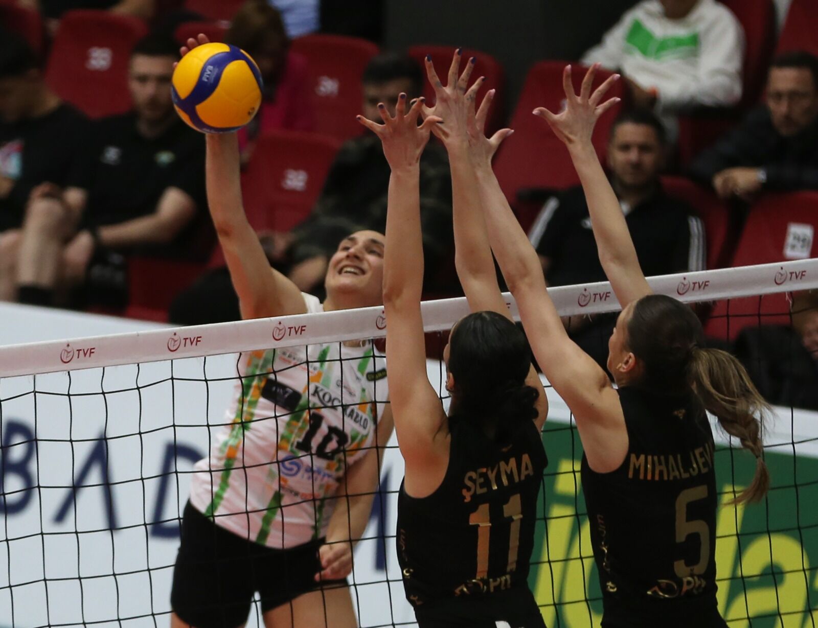 Voleybolda Kadınlar 1. Lig final etabı Alanya'da devam ediyor