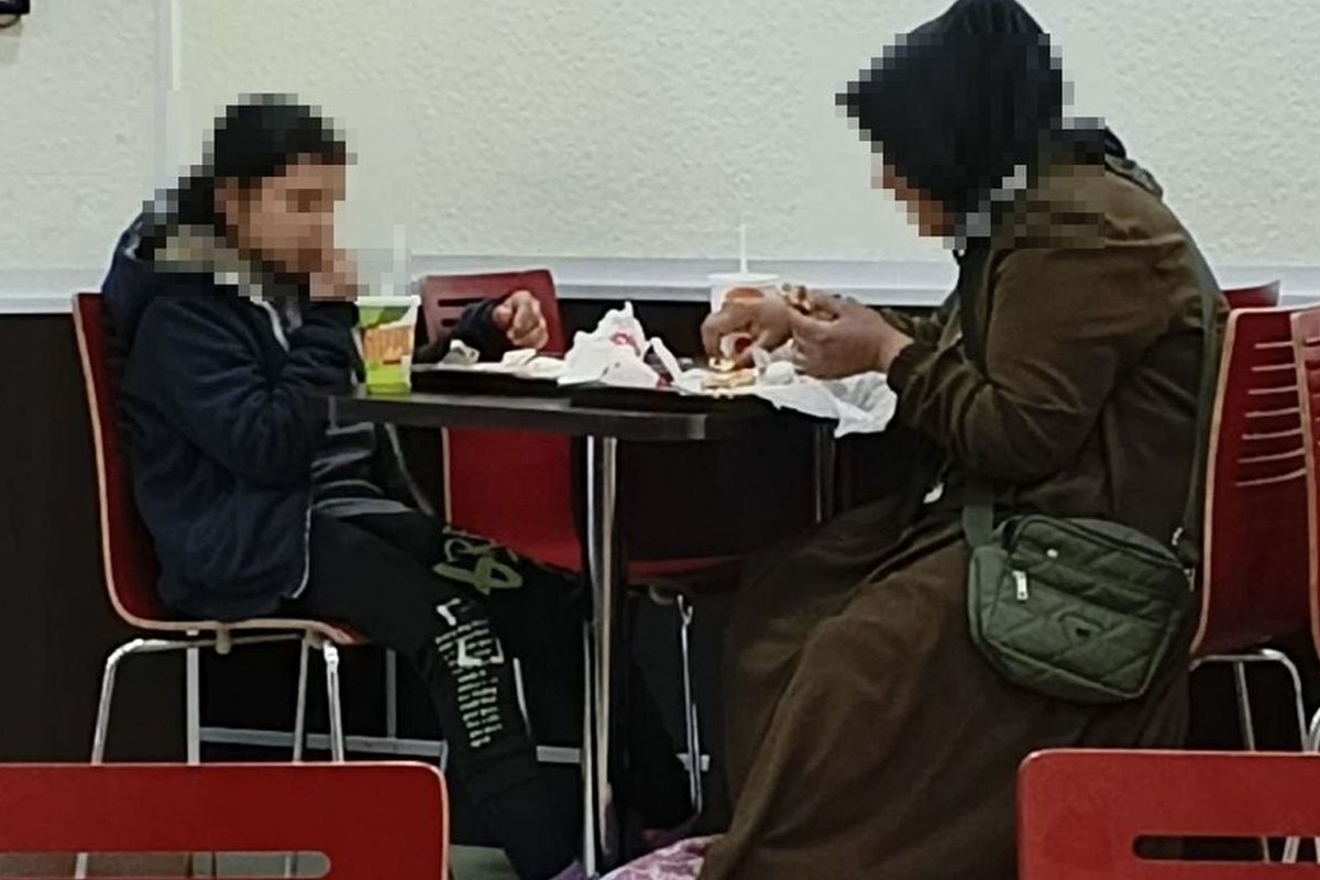 Muhtaç anne ve çocuğunu dışlayan hamburgerciye çok üstüne şok