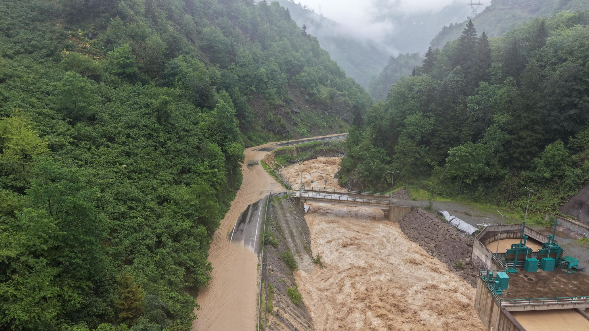 Sağanak alarmı: Yol ulaşıma kapatıldı