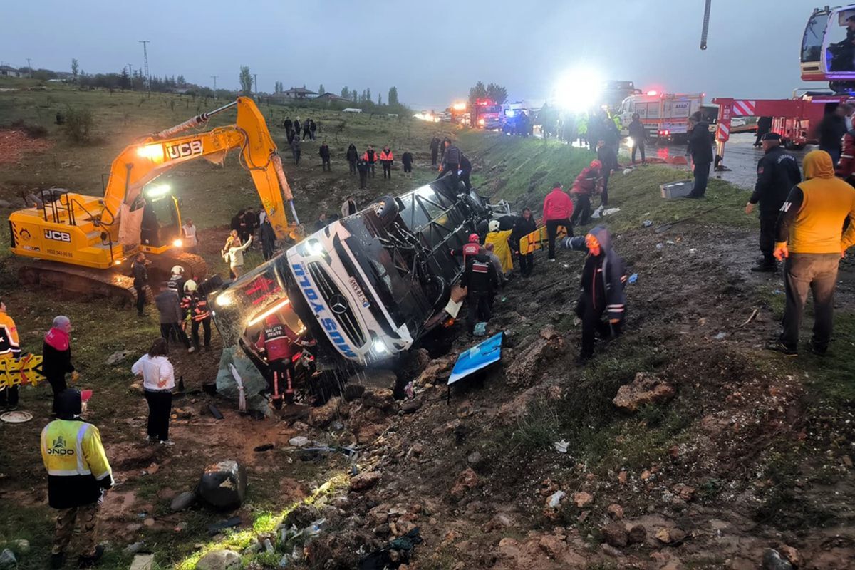 Son Dakika! Otobüs devrildi: 4 ölü çok sayıda yaralı