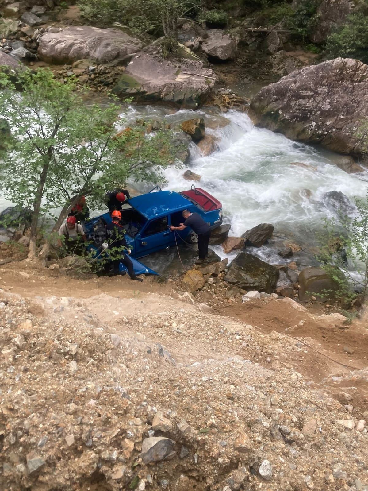 Feci kaza: Otomobil dereye yuvarlandı; karı koca hayatını kaybetti