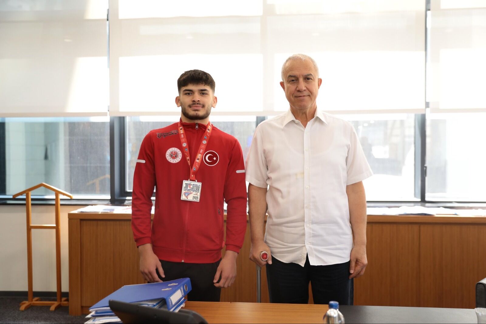 Başkan Özçelik Alanyalı dünya şampiyonunu ağırladı