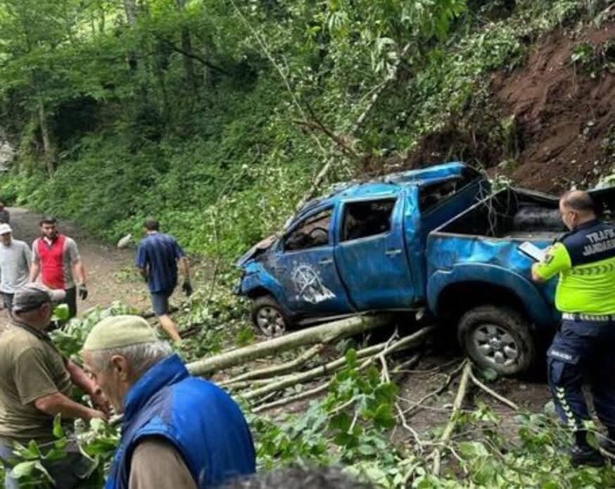 Acı kaza: Uçurumdan yuvarlanan karı koca hayatını kaybetti