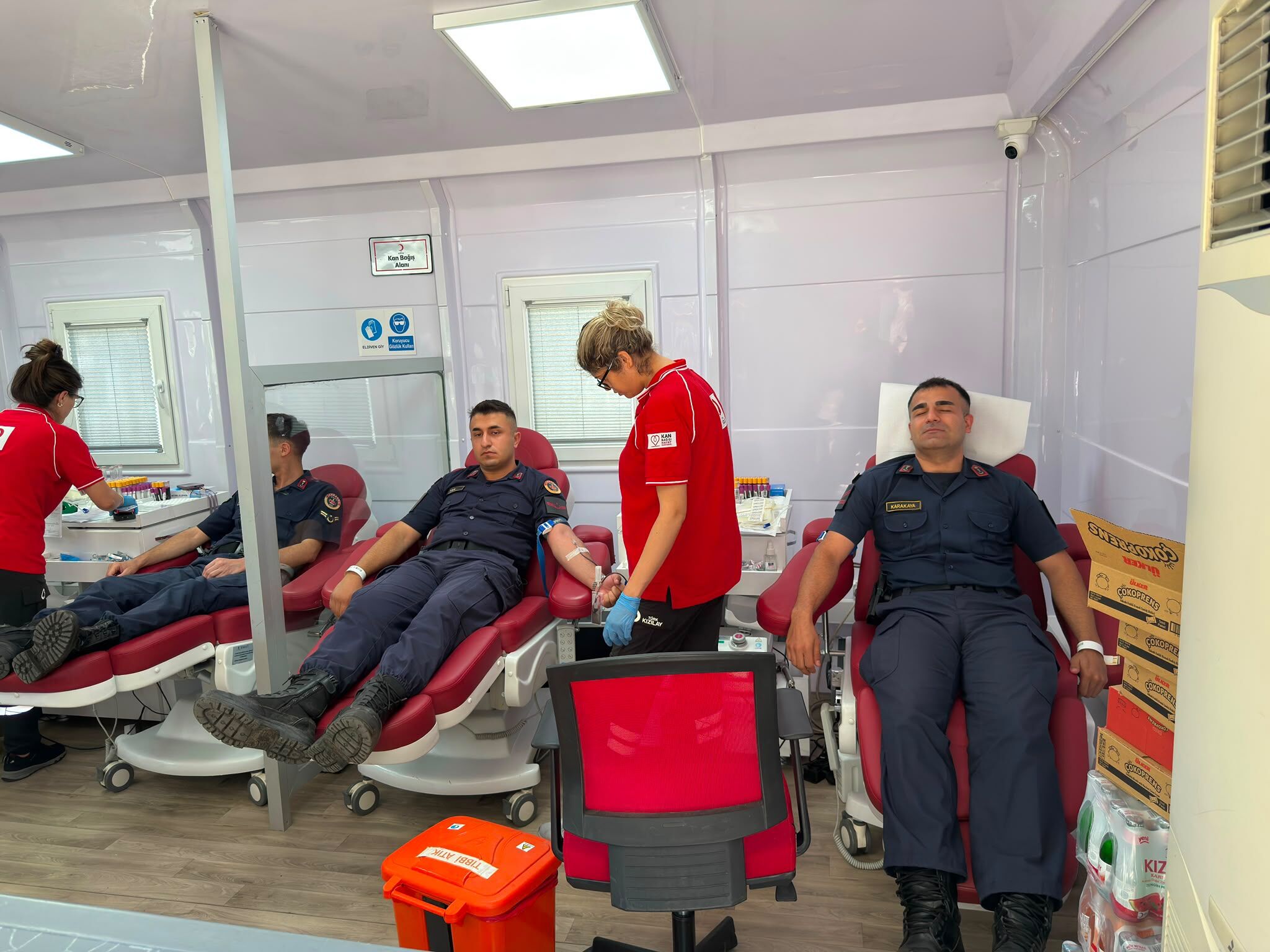 Alanya’da jandarma personeli Türk Kızılaya kan bağışında bulundu