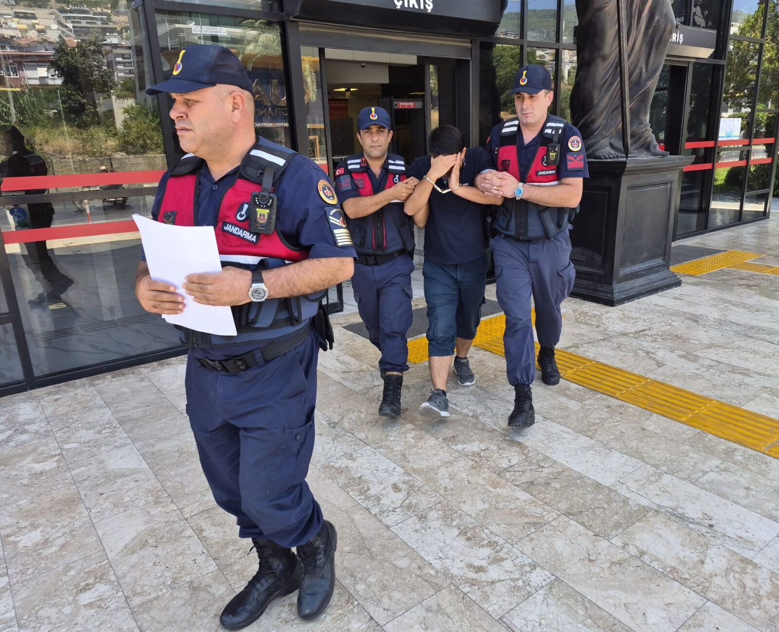 Alanya’da okul müdürü tacizden tutuklandı