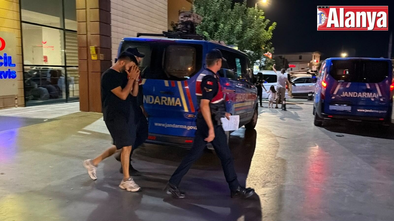 Şüpheliler jandarma aracına bindirilirken