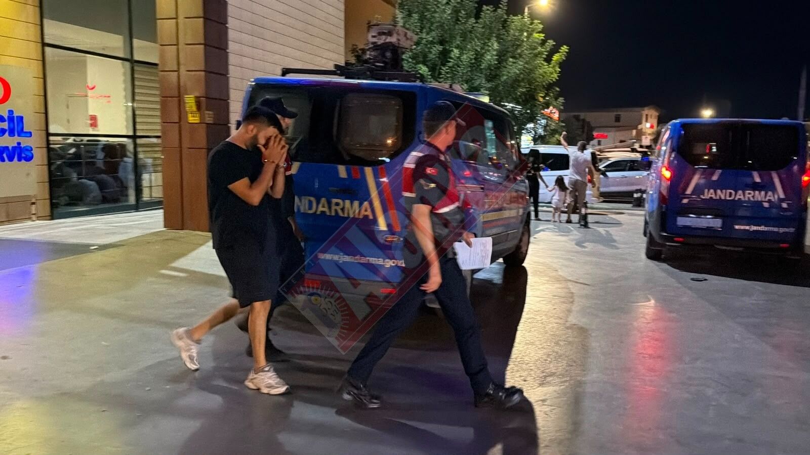 Şüpheliler jandarma aracına bindirilirken