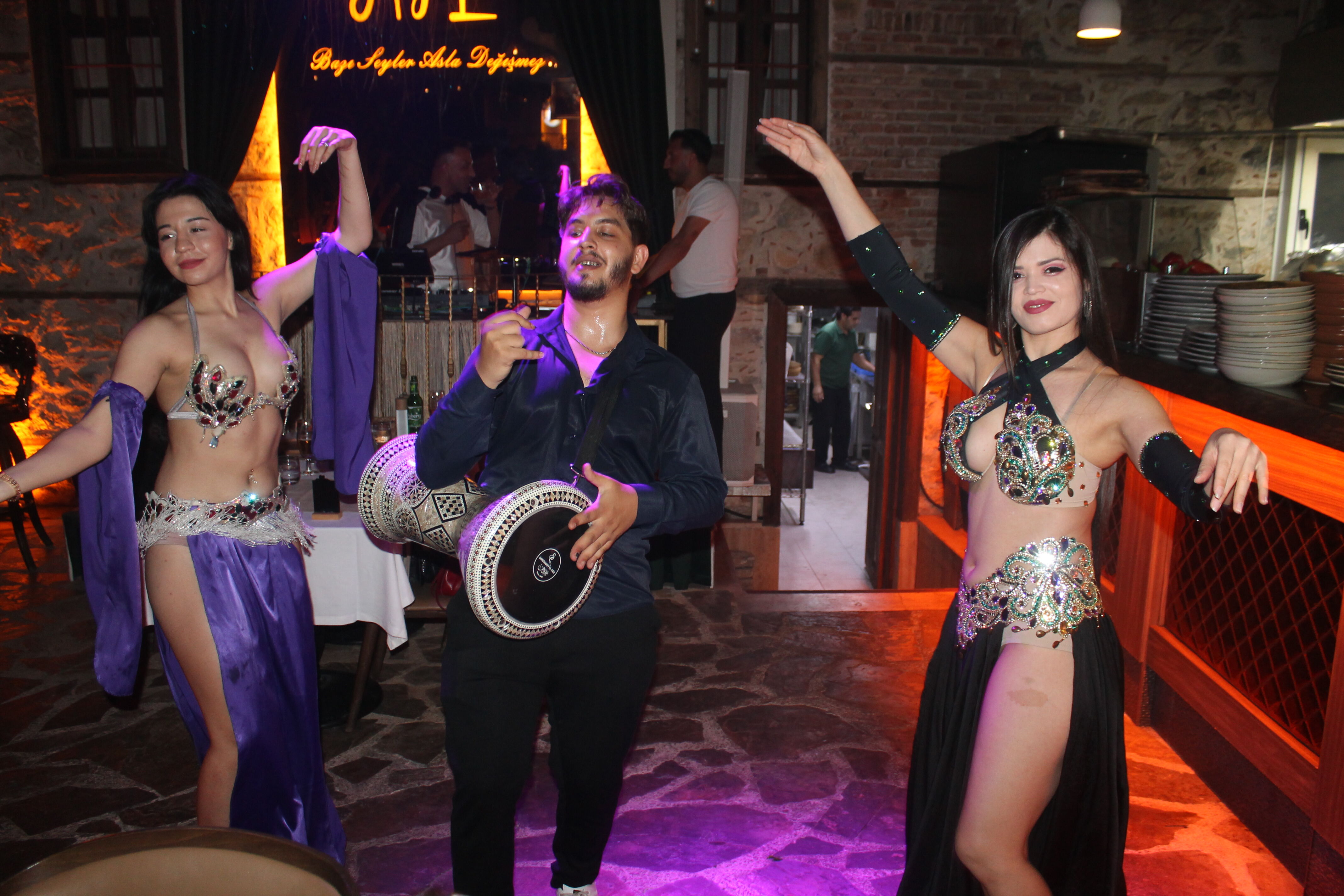 Alanya gecelerine renk katan adres: Ay’La’da eğlence hız kesmiyor