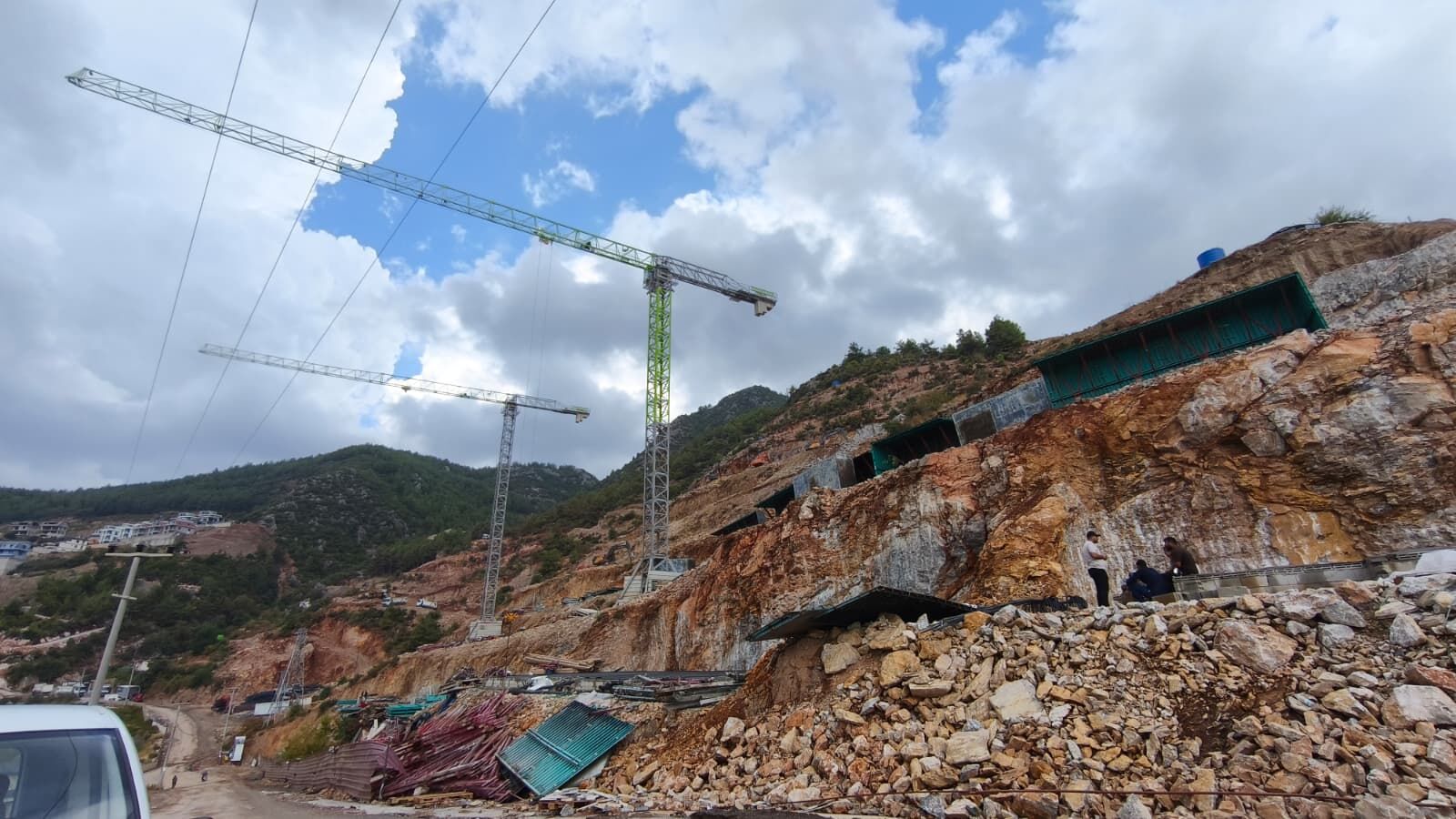 Alanya’da ilk yağmurla TOKİ şantiyesi alarm verdi: Mahalleden acil çağrı