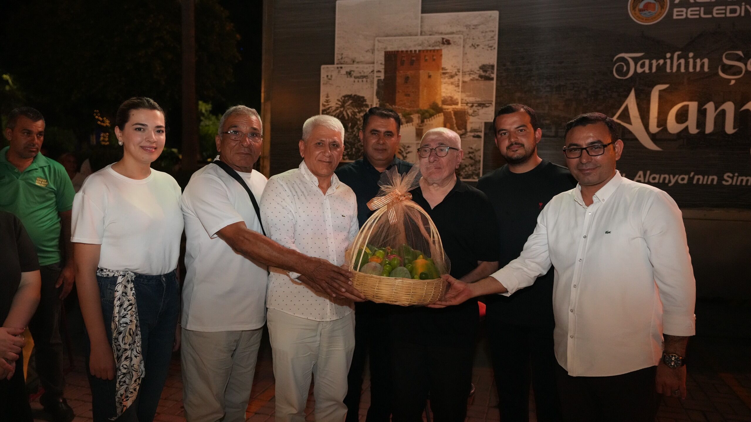 İlyas Salman’dan Alanya’da Yeşilçam sürprizi: Kendi filmini vatandaşlarla izledi