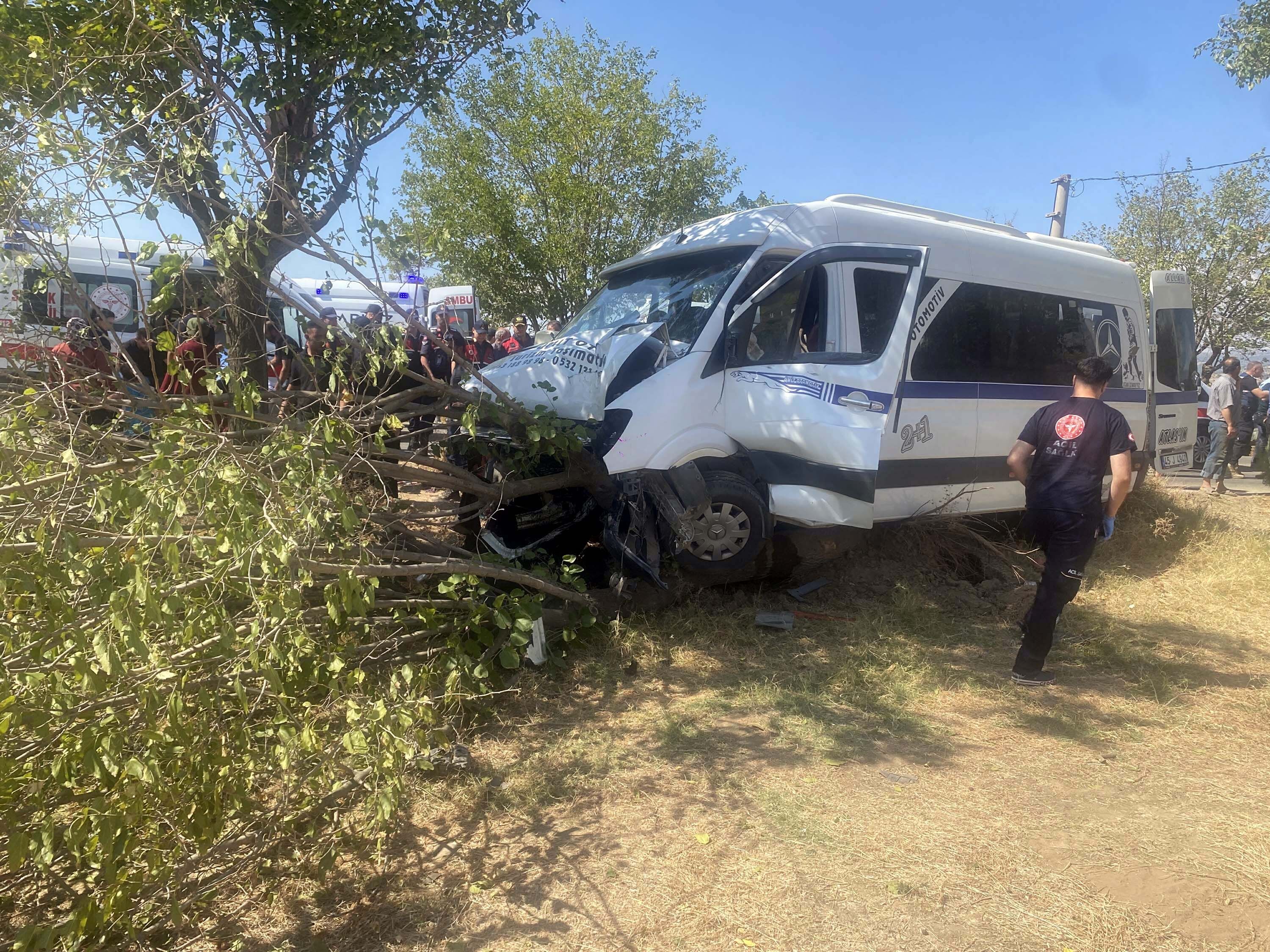 Tarım işçilerini taşıyan minibüs ağaca çarptı: 14 yaralı