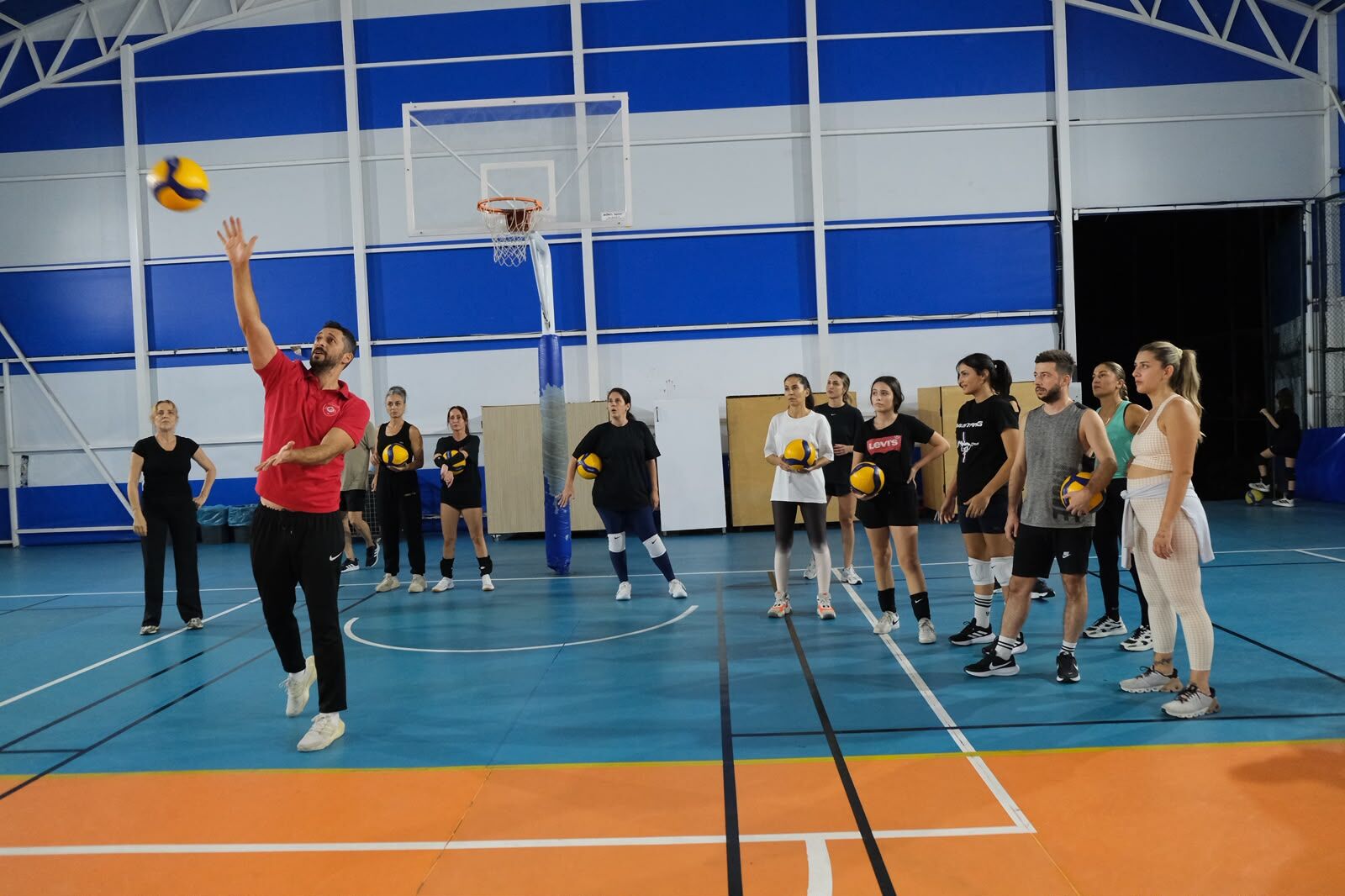Alanya’da voleybolun yaşı yok: Yetişkinler filede buluşuyor
