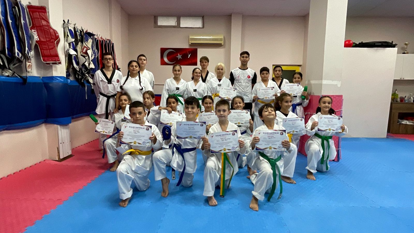 Alanya Budo’da kuşak heyecanı: 40 sporcu bir üst seviye için tatamiye çıktı