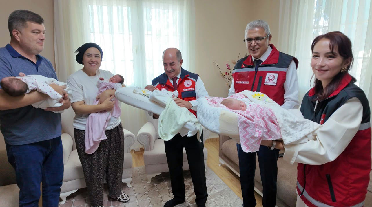 Antalya’da dördüz sevinci: Bakan Göktaş aileyi görüntülü aradı