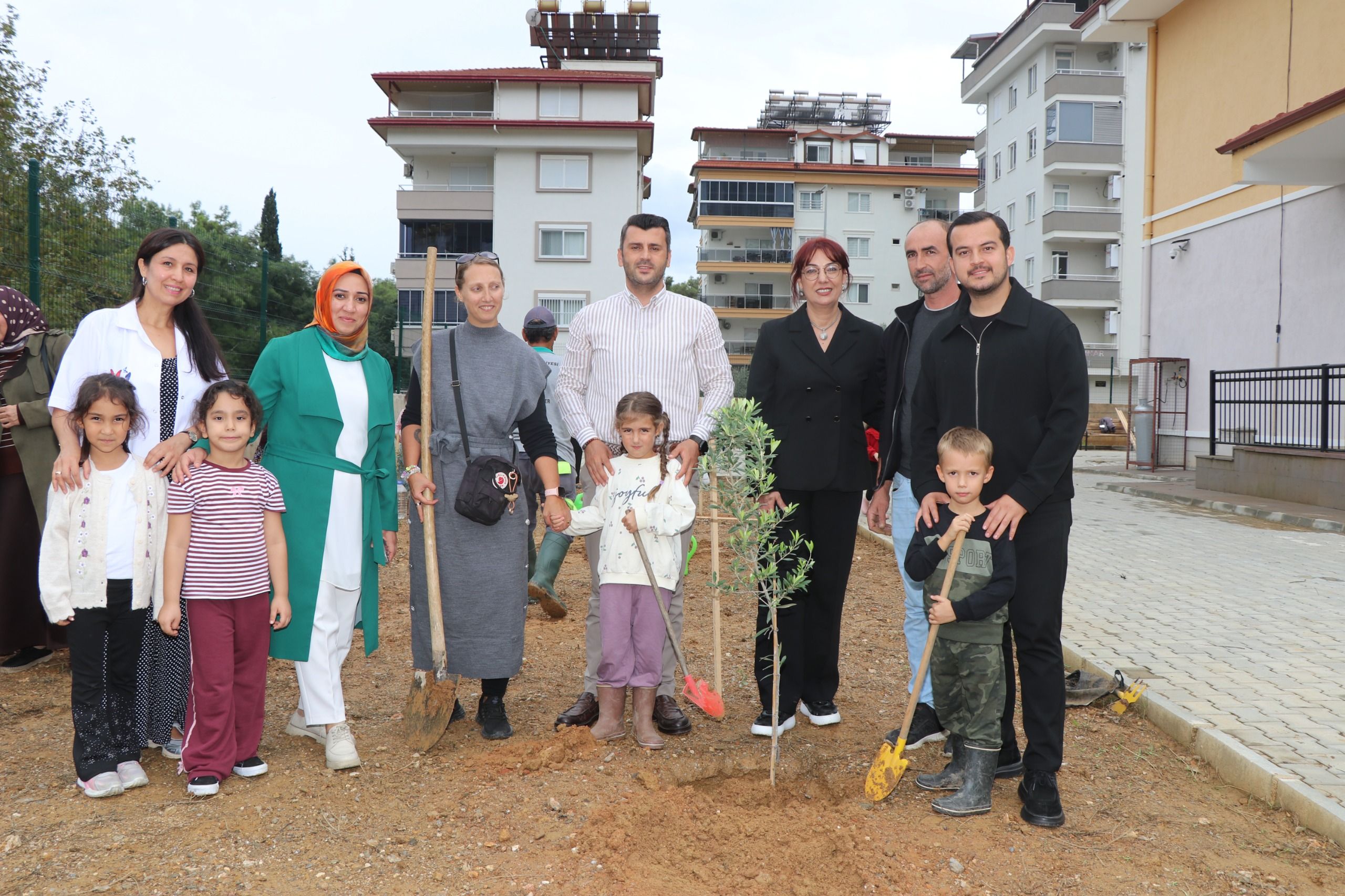 Alanya’da minik eller geleceğe umut ekti: Zeytin fidanları toprakla buluştu