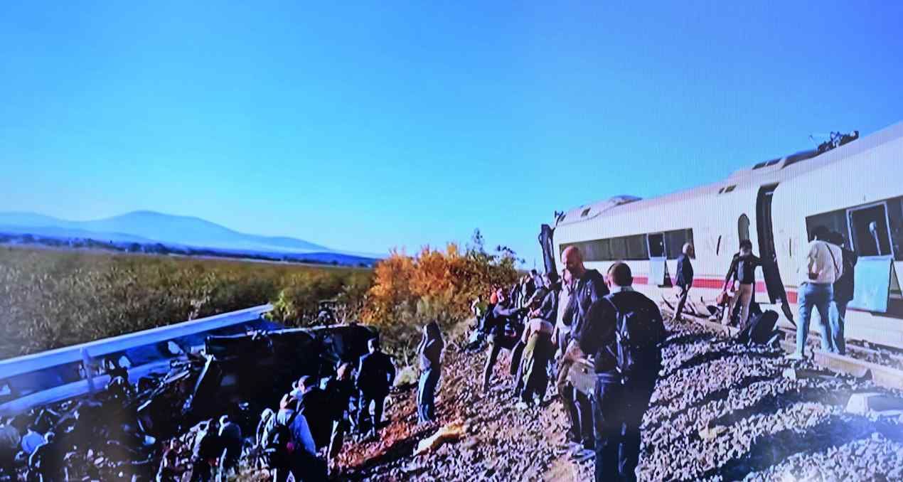 Korkunç tren faciası! Ölü sayısı 68'e yükseldi, 3 günlük yas ilan edildi