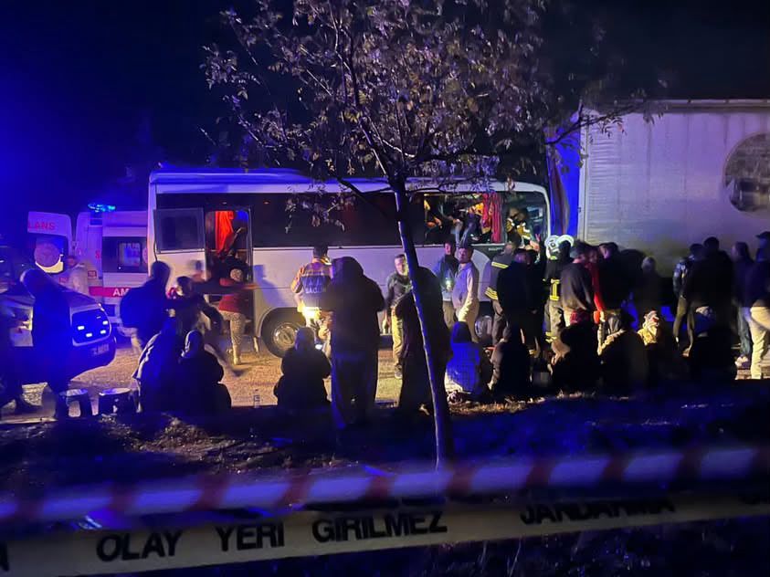 Tarım işçilerini taşıyan midibüs TIR'a çarptı: 17 yaralı