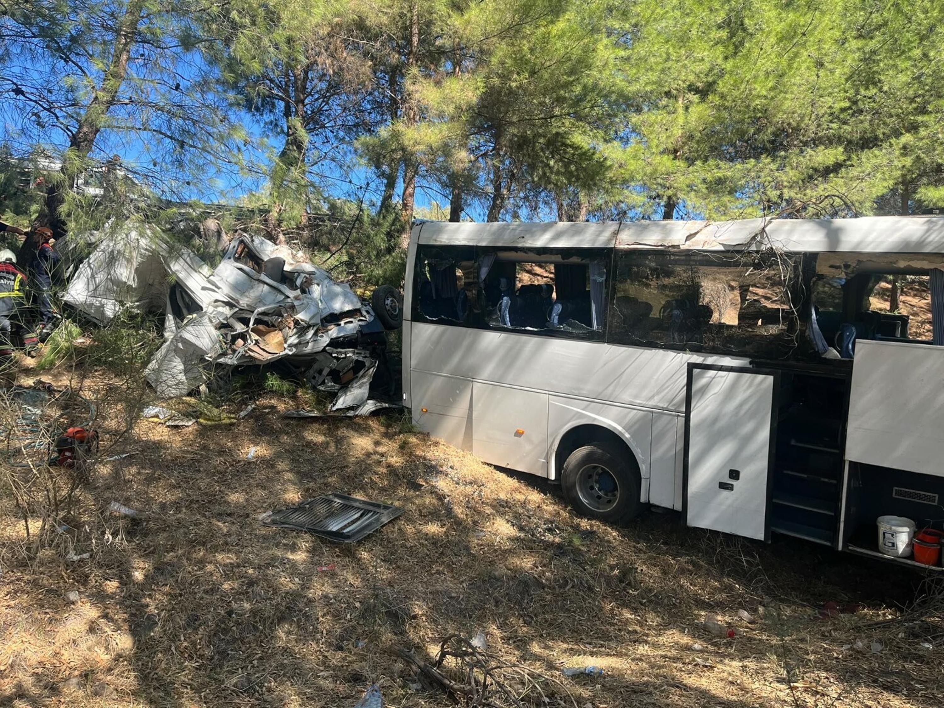 Aydın’da tur otobüsü ile minibüs uçuruma yuvarlandı: 2 ölü, 9 yaralı