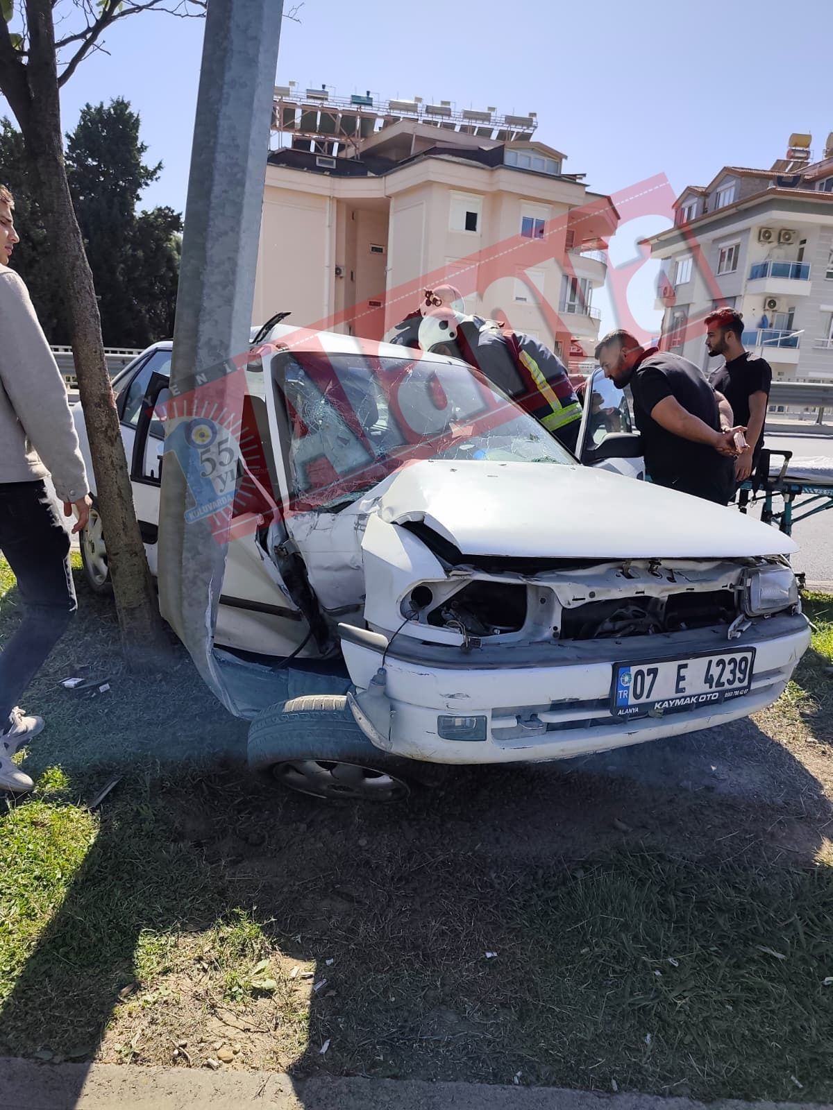 Alanya’da otomobil direğe çarptı: 1 yaralı, sürücü kaçtı